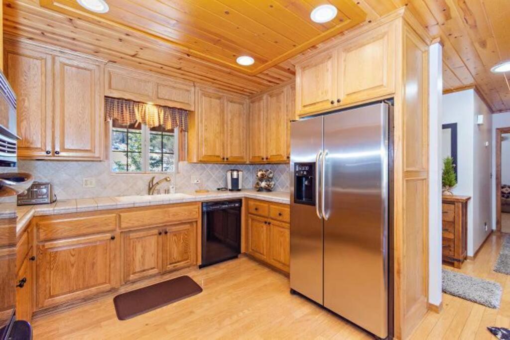 Custom Single Story Cabin With Jacuzzi Pool Table & Big Game Room With Arcade Games Big Bear Lake Exterior photo