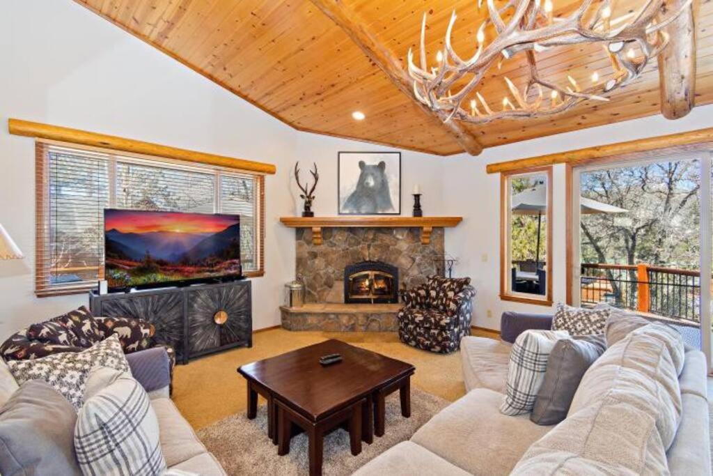 Custom Single Story Cabin With Jacuzzi Pool Table & Big Game Room With Arcade Games Big Bear Lake Exterior photo