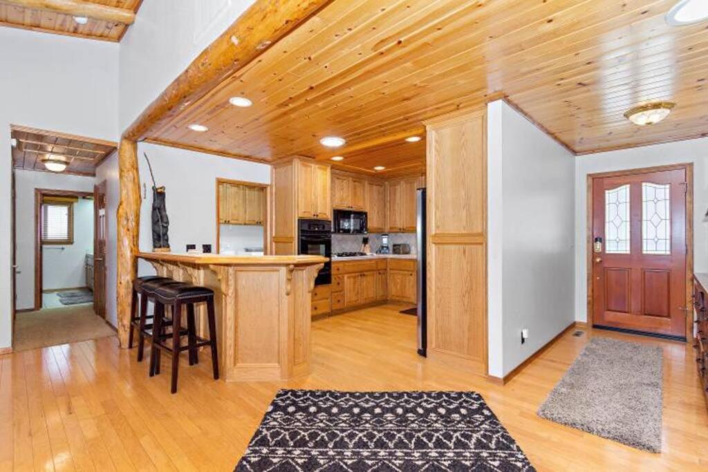 Custom Single Story Cabin With Jacuzzi Pool Table & Big Game Room With Arcade Games Big Bear Lake Exterior photo