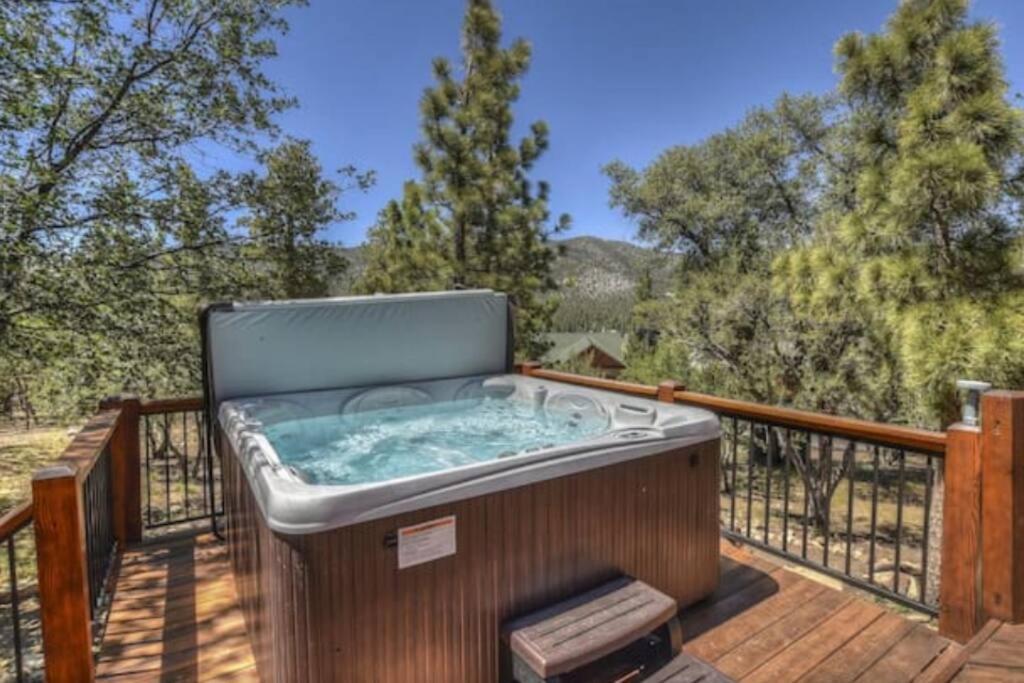Custom Single Story Cabin With Jacuzzi Pool Table & Big Game Room With Arcade Games Big Bear Lake Exterior photo