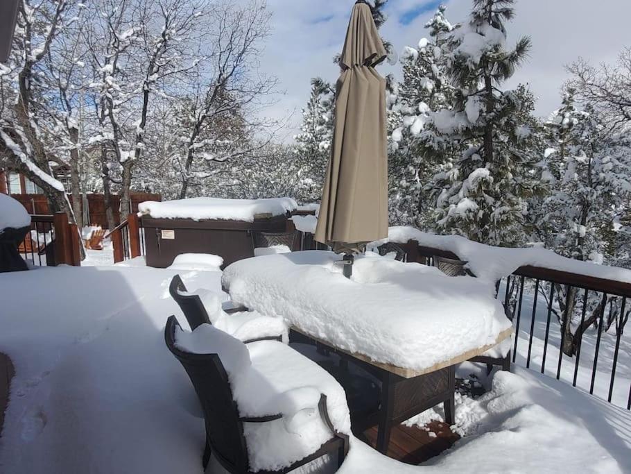 Custom Single Story Cabin With Jacuzzi Pool Table & Big Game Room With Arcade Games Big Bear Lake Exterior photo