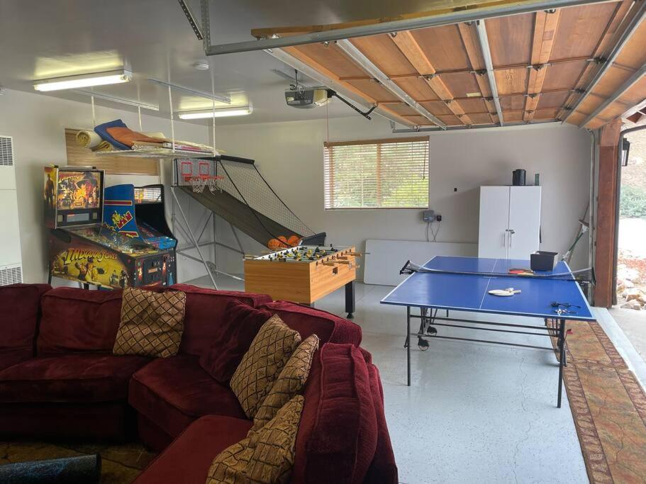 Custom Single Story Cabin With Jacuzzi Pool Table & Big Game Room With Arcade Games Big Bear Lake Exterior photo