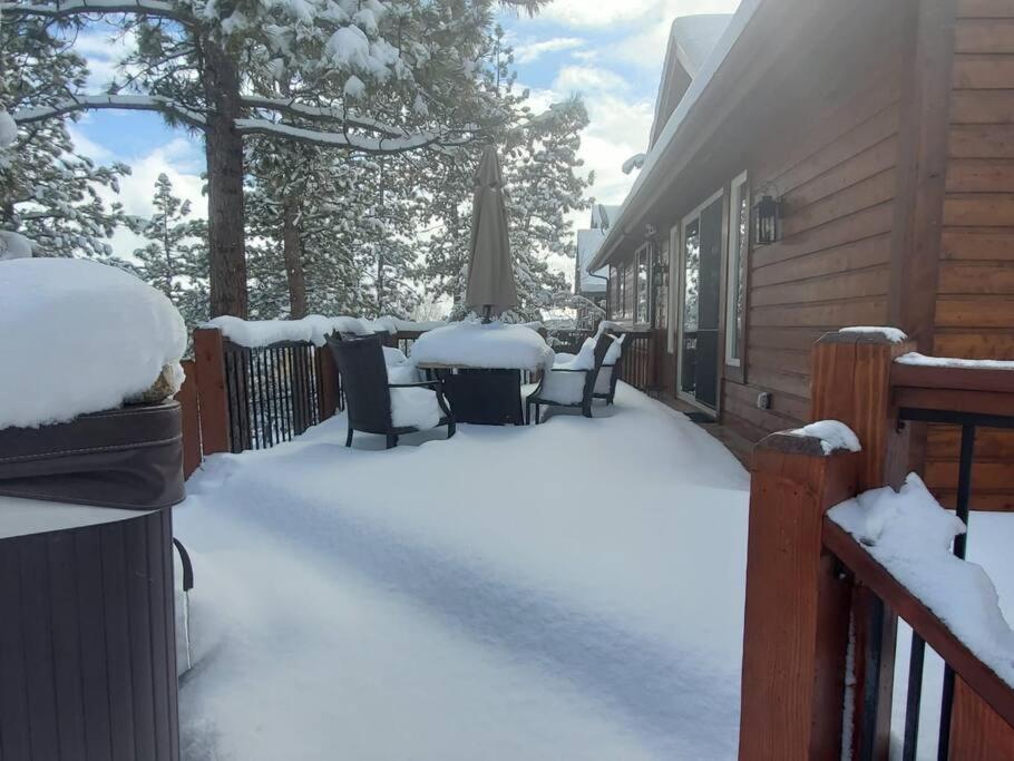 Custom Single Story Cabin With Jacuzzi Pool Table & Big Game Room With Arcade Games Big Bear Lake Exterior photo