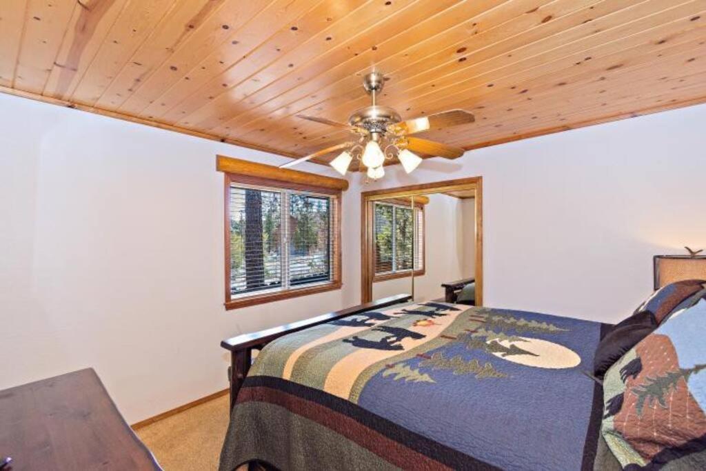 Custom Single Story Cabin With Jacuzzi Pool Table & Big Game Room With Arcade Games Big Bear Lake Exterior photo