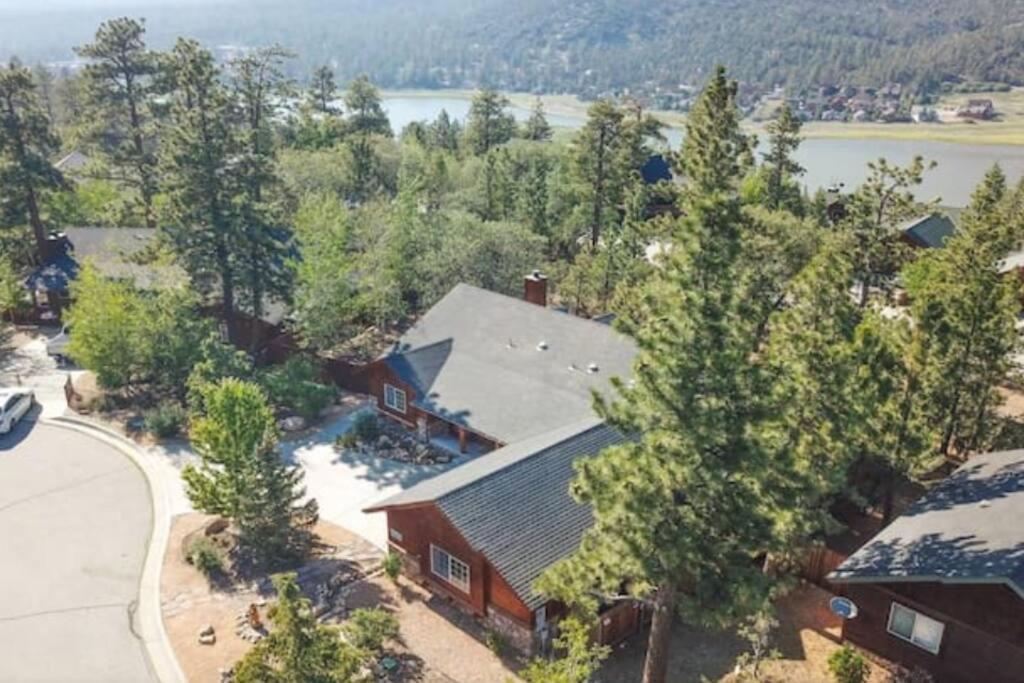 Custom Single Story Cabin With Jacuzzi Pool Table & Big Game Room With Arcade Games Big Bear Lake Exterior photo