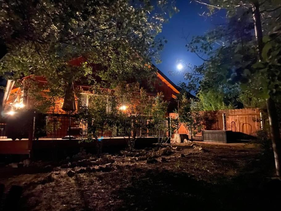 Custom Single Story Cabin With Jacuzzi Pool Table & Big Game Room With Arcade Games Big Bear Lake Exterior photo