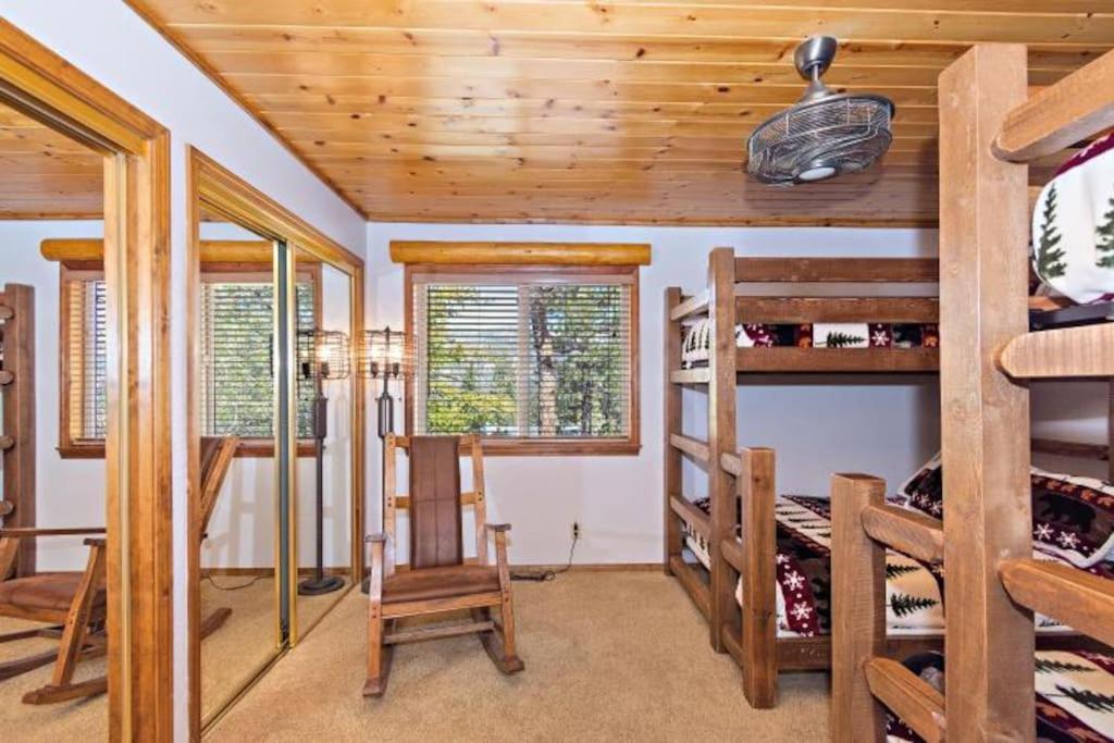 Custom Single Story Cabin With Jacuzzi Pool Table & Big Game Room With Arcade Games Big Bear Lake Exterior photo