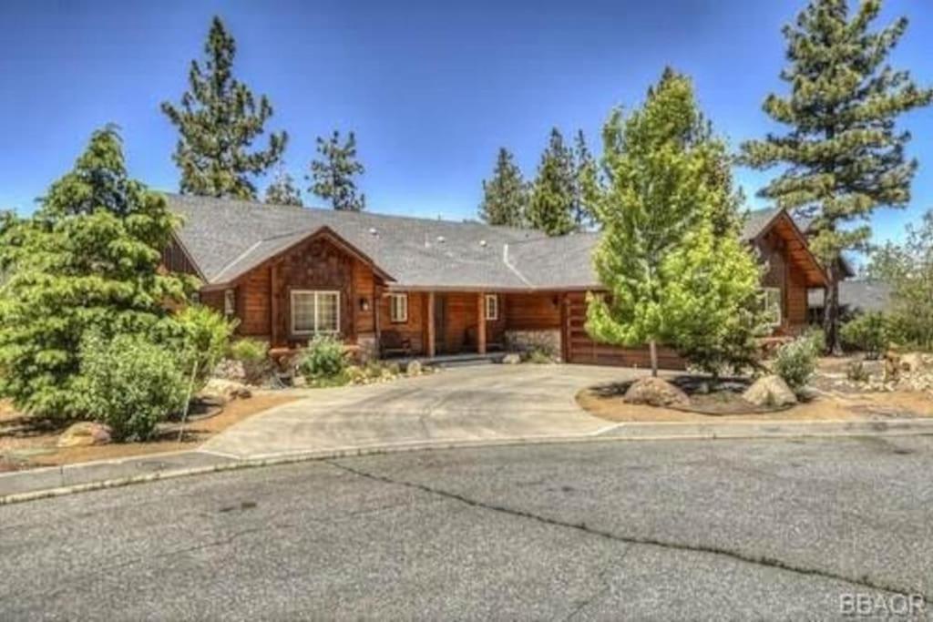 Custom Single Story Cabin With Jacuzzi Pool Table & Big Game Room With Arcade Games Big Bear Lake Exterior photo