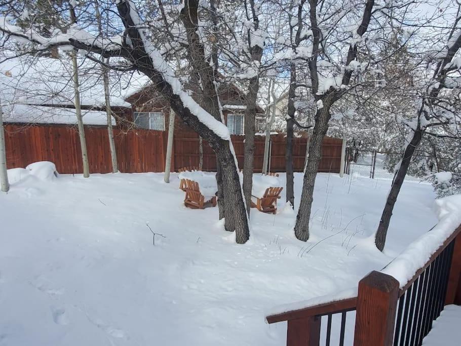 Custom Single Story Cabin With Jacuzzi Pool Table & Big Game Room With Arcade Games Big Bear Lake Exterior photo