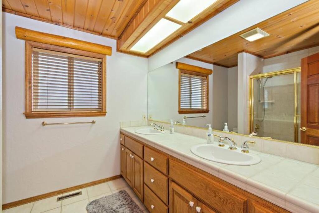 Custom Single Story Cabin With Jacuzzi Pool Table & Big Game Room With Arcade Games Big Bear Lake Exterior photo